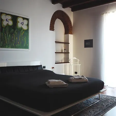 Spacious On Darsena And Naviglio Grande